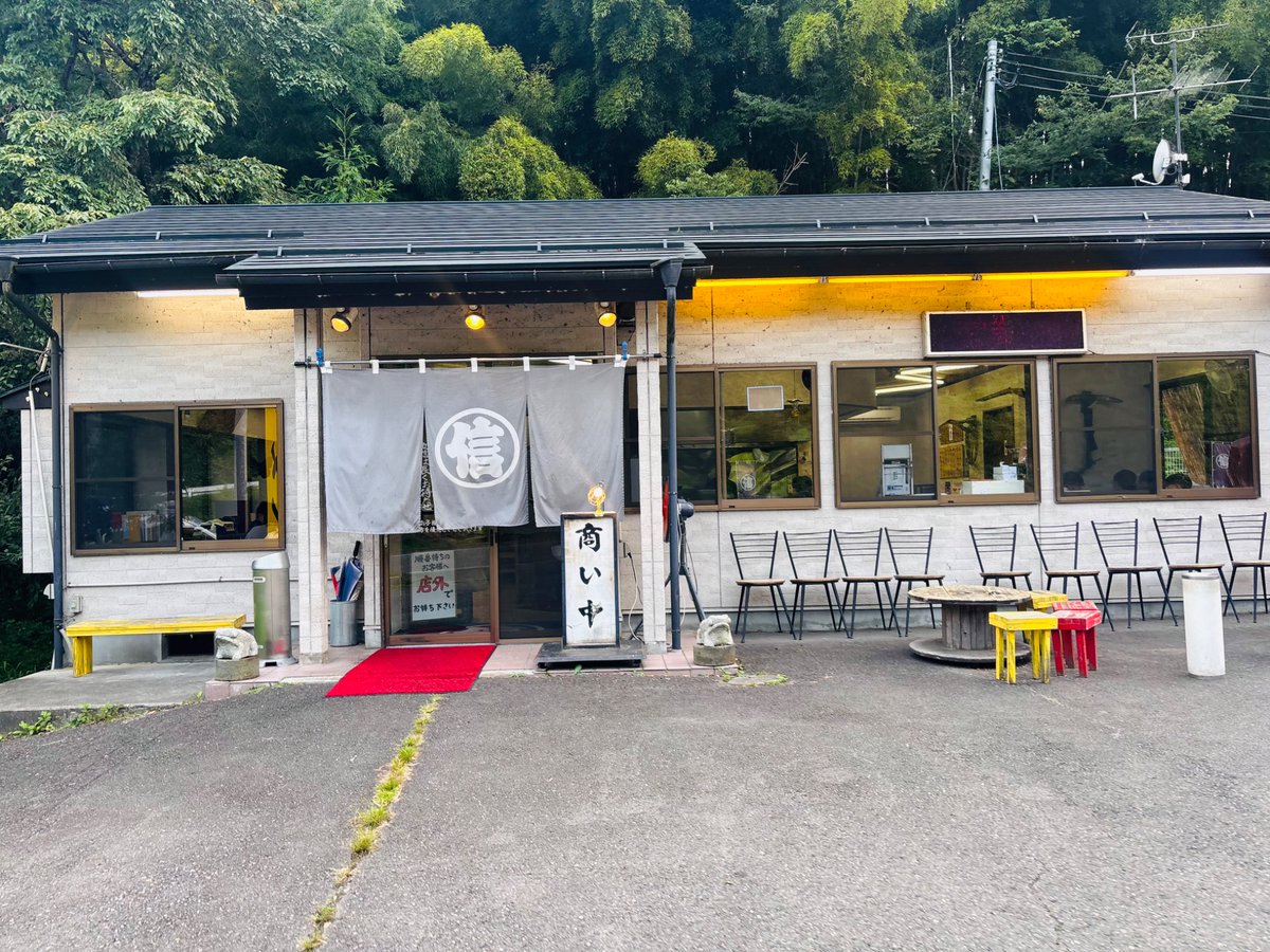 anpear0703's tweet photo. 田村市船引町にある～人気店の丸信ラーメン船引店だべした〜🎵
ここのラーメン900円は、二層構造になってて～最初は、透明な塩仕立てで～下を持ちあげると醤油色の醤油ラーメンになるんだわせ～😁
スープに喜多方ラーメンのような～中太ちぢれ麺に美味いチャーシューで、美味いし～すぢなラーメンだない～😋　#ラーメン　#丸信ラーメン #らーめん　#田村市船引町 #食べ歩き