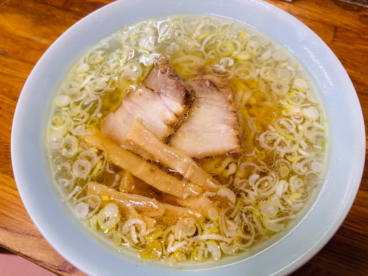 anpear0703's tweet photo. 田村市船引町にある～人気店の丸信ラーメン船引店だべした〜🎵
ここのラーメン900円は、二層構造になってて～最初は、透明な塩仕立てで～下を持ちあげると醤油色の醤油ラーメンになるんだわせ～😁
スープに喜多方ラーメンのような～中太ちぢれ麺に美味いチャーシューで、美味いし～すぢなラーメンだない～😋　#ラーメン　#丸信ラーメン #らーめん　#田村市船引町 #食べ歩き