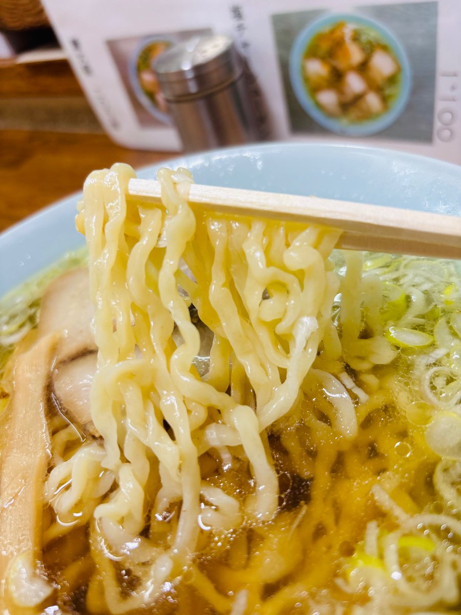 anpear0703's tweet photo. 田村市船引町にある～人気店の丸信ラーメン船引店だべした〜🎵
ここのラーメン900円は、二層構造になってて～最初は、透明な塩仕立てで～下を持ちあげると醤油色の醤油ラーメンになるんだわせ～😁
スープに喜多方ラーメンのような～中太ちぢれ麺に美味いチャーシューで、美味いし～すぢなラーメンだない～😋　#ラーメン　#丸信ラーメン #らーめん　#田村市船引町 #食べ歩き