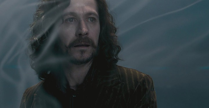 aunthapa's tweet photo. Sirius Black – Harry Potter ความผูกพันของ Sirius กับแฮร์รี่มันมากกว่าคำว่า “พ่อทูนหัว” Sirius เห็นแฮร์รี่แล้วเหมือนเห็นลูกของเจมส์ เพื่อนรักที่เขาสูญเสียไป และพยายามจะมอบความรักกับครอบครัวที่แฮร์รี่ไม่เคยมี

ในขณะเดียวกัน แฮร์รี่เองก็ผูกพันกับ Sirius มาก เพราะเป็นคนที่ทำให้เขารู้สึกว่า “เราไม่ได้อยู่ตัวคนเดียวบนโลกนี้” และยังมีใครสักคนที่อยากให้เขาได้มีชีวิตอยู่ด้วยกันจริง ๆ

เพราะงั้นฉากที่ Sirius จากไปมันถึงเจ็บมาก…แฮร์รี่ไม่ได้แค่เสียพ่อทูนหัว แต่เสียคนที่ทำให้เขาได้รู้ว่าการมีครอบครัวเป็นยังไง