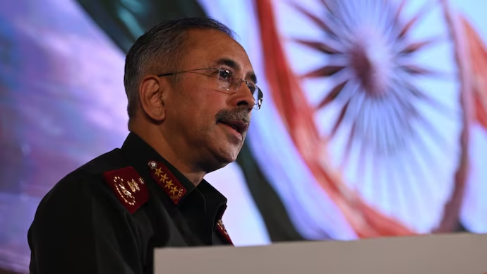 IndiaToday's tweet photo. 𝐍𝐨 𝐩𝐥𝐚𝐜𝐞 𝐢𝐬 𝐬𝐚𝐟𝐞 𝐚𝐧𝐲𝐦𝐨𝐫𝐞: 𝐃𝐞𝐟𝐞𝐧𝐜𝐞 𝐜𝐡𝐢𝐞𝐟 𝐥𝐢𝐬𝐭𝐬 𝐜𝐡𝐚𝐥����𝐞𝐧𝐠𝐞𝐬 𝐨𝐟 𝐦𝐨𝐝𝐞𝐫𝐧 𝐰𝐚𝐫𝐟𝐚𝐫𝐞

At Aaj Tak's Suraksha Sabha, Chief of Defence Staff (CDS) General NS Raja Subramani said that modern warfare can reach far beyond the front lines. He said India must build multi-domain capacity, resilience and self-reliance to stay prepared.

Read more: https://t.co/VdYQ7UDpYn

#AajTakSurakshaSabha #CDS