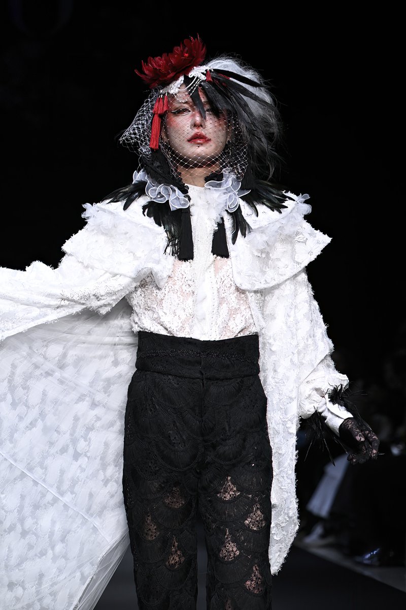 kouki_d_out's tweet photo. Rakuten Fashion Week TOKYOのランウェイの写真をいただきました！

こうしてSHINOさんの魂のこもった衣装を着て撮影させていただき、歩かせていただきどの場所もそうなんですが、ランウェイを歩くその先のライトに吸い込まれそうでした。

そのまま、ライトに吸い込まれて人じゃない何かに一瞬だけなってるようでした。

こんな生きていたら自分が予想もしていなかった未来が待ってたよ、誰もが一回は聞くこの言葉を言葉だけじゃなくて体現して君のわずかな光になれたら。

そう思う！これからも！