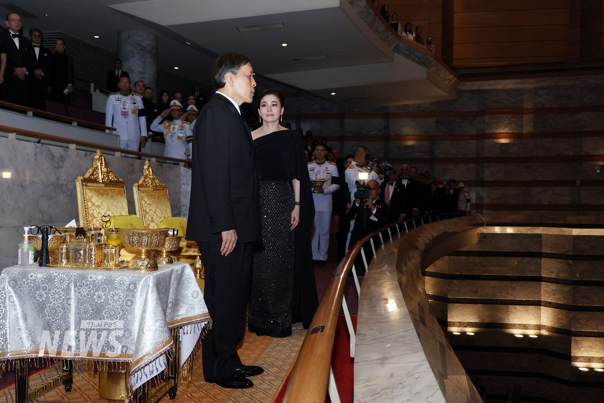 ThaiPBSNews's tweet photo. “ในหลวง-พระราชินี” ทอดพระเนตรการแสดงคอนเสิร์ต “โอเปรา โก ทู ฮอลลีวูด”
.
วันที่ 5 ก.ย.2569 เวลา 19.21 น. พระบาทสมเด็จพระเจ้าอยู่หัว และสมเด็จพระนางเจ้าฯ พระบรมราชินี เสด็จพระราชดำเนินไปยังหอประชุมใหญ่ ศูนย์วัฒนธรรมแห่งประเทศไทย ทอดพระเนตรการแสดง “คอนเสิร์ตโอเปรา โก ทู ฮอลลีวูด” (Opera Goes To Hollywood) โดยศิลปินจากคณะ NewYork City Opera ในงานมหกรรมศิลปะการแสดงและดนตรีนานาชาติ กรุงเทพฯ ครั้งที่ 28 ซึ่งบริษัท อินเตอร์เนชันแนล คัลเจอรัล โปรโมชัน จำกัดร่วมกับหน่วยงานต่าง ๆ จัดขึ้นเพื่อเฉลิมพระเกียรติสมเด็จพระนางเจ้า ฯพระบรมราชินี เนื่องในโอกาสมหามงคลเฉลิมพระชนมพรรษา 4 รอบ
.
โดยปีนี้ได้นำการแสดงทางด้านศิลปวัฒนธรรมและดนตรี จากคณะการแสดงและศิลปินที่มีชื่อเสียงจากประเทศต่าง ๆ ทั่วโลกหลากหลายประเภท ทั้งโอเปรา บัลเลต์ การแสดงร่วมสมัย การแสดงซิมโฟนีคอนเสิร์ตและละครเพลง มาจัดแสดง โดยมุ่งหวังให้กรุงเทพมหานคร เป็นศูนย์กลางของศิลปวัฒนธรรมของโลกการแสดงถ่ายทอดบทเพลงโอเปราคลาสสิกผ่านท่วงทำนองอมตะ
.
ทั้ง La Bohme (ลาโบแอม)/  Turandot (ตูรันด็อต) และ Carmen(คาร์เมน) ที่ถูกนำไปใช้ขับเคลื่อนอารมณ์ในภาพยนตร์ฮอลลีวูดระดับตำนาน เช่น The Godfather (เดอะก๊อดฟาเทอร์) BohemianRhapsody (โบฮีเมียน แรปโซดี) และ Mission: Impossible (มิชชั่น อิมพอสสิเบิล)

ทั้งยังมีการแสดงบทเพลงโอเปรายอดนิยมหลายบทเพลง โดยคณะโอเปราจากนครนิวยอร์ก สหรัฐอเมริกาที่มีประวัติศาสตร์ยาวนานกว่า 80 ปี ซึ่งได้รวมศิลปินนักร้องแนวหน้าและนักดนตรีระดับโลกที่มีความสามารถ และได้รับการยกย่องในระดับสากล มานำพาผู้ชมไปค้นพบเบื้องหลังความประทับใจจากภาพยนตร์หลากอารมณ์ ภายใต้การอำนวยเพลงของคอนสแตนตินออร์เบเลียน (Constantine Orbelian) วาทยกร ผู้อำนวยการบริหาร และผู้อำนวยเพลงของคณะ New York City Opera ซึ่งถูกเสนอชื่อเข้าชิงรางวัลแกรมมี่ถึง 4 ครั้ง โดยจะนำวงซิมโฟนีออร์เคสตราบรรเลงบทเพลงที่แสดงให้เห็นถึงความเป็นเลิศทางศิลปะในระดับสูงสุด
.
เมื่อจบการแสดงทรงพระกรุณาโปรดเกล้าโปรดกระหม่อมให้ พล.อ.ท. ภักดี แสง-ชูโต ผู้ช่วยราชเลขานุการในพระองค์พระบาทสมเด็จพระเจ้าอยู่หัว เชิญดอกไม้พระราชทาน ไปมอบแก่ผู้แทนศิลปินและวาทยกร
.
การจัดแสดงคอนเสิร์ตครั้งนี้ จะทำให้ผู้รับชมรับฟังเปลี่ยนนิยามของการแสดงโอเปราที่หรูหราทรงพลังให้เข้าถึงได้ง่ายขึ้นตามแบบฉบับของชาวนิวยอร์ก ทั้งยังเป็นการส่งเสริมมิตรภาพและความเข้าใจระหว่างประเทศพร้อมทั้งมอบแรงบันดาลใจอันล้ำค่าแก่ศิลปินรุ่นใหม่ของไทยได้ชมการแสดงจากศิลปินระดับโลกทำให้คนรุ่นใหม่ไม่เพียงแต่ได้ชื่นชมความสำเร็จทางศิลปะเท่านั้น แต่ยังเป็นแรงผลักดันให้มุ่งมั่นสู่ความเป็นเลิศในเส้นทางสร้างสรรค์ของตนเองอีกด้วย
.
#ในหลวง #พระราชินี #การแสดงดนตรี #คอนเสิร์ตโอเปราโกทูฮอลลีวูด #ข่าวไทยพีบีเอส #ข่าวที่คุณวางใจ #ThaiPBSnews