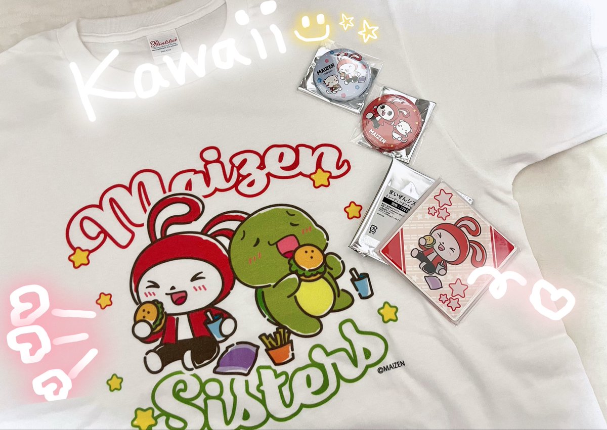 milmil_c1's tweet photo. コラボカフェのメニューもすごくかわいくて美味しかったです！！

グッズはオンラインで注文しているのでお店ではTシャツとかだけ買いました！プレゼント(ノベルティ)もこーんなに可愛いのを、こーんなにたくさん頂けてめっちゃ嬉しかったです！！
ありがとうございました😭🙏🏻💖

#まいぜんシスターズ https://t.co/g7uNdE5rnt