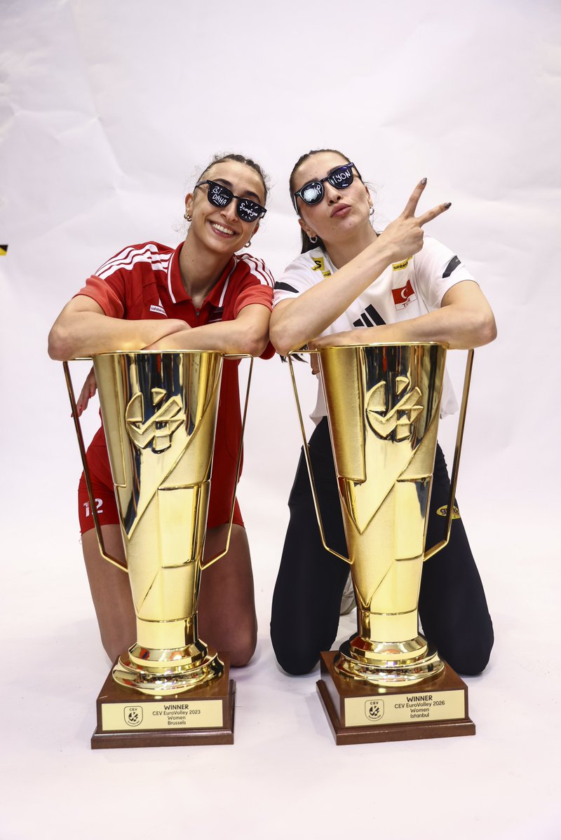 voleybolplus's tweet photo. Bir küçücük kız çocuğu duruyor orada bak hala 🥹❤️ https://t.co/xy8Z5VmBzY
