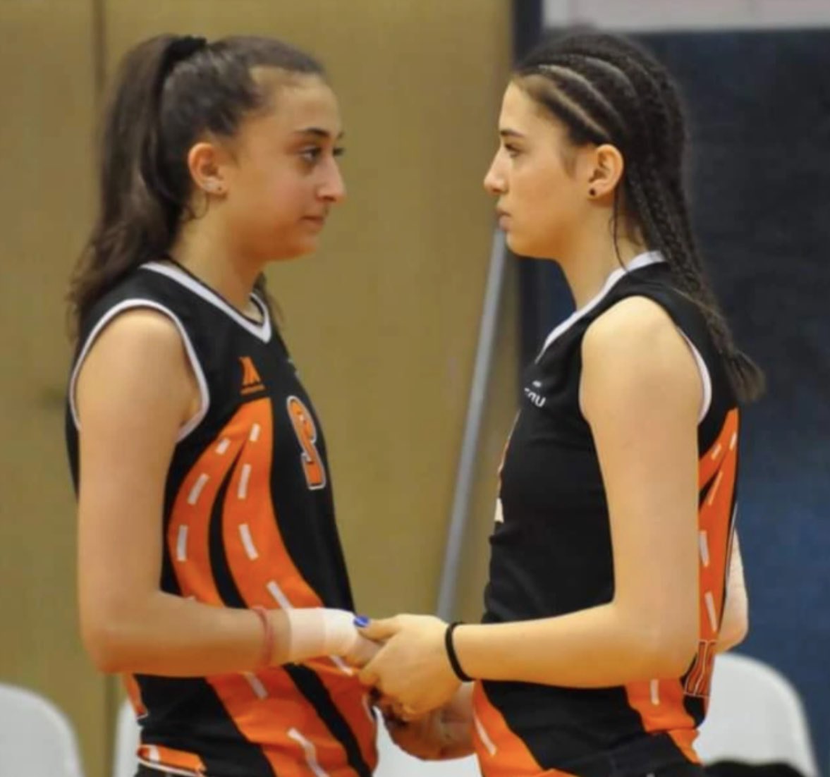 voleybolplus's tweet photo. Bir küçücük kız çocuğu duruyor orada bak hala 🥹❤️ https://t.co/xy8Z5VmBzY