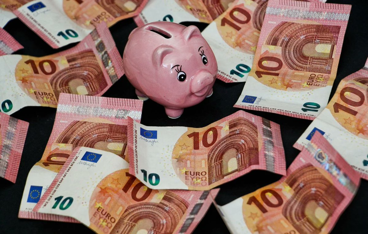 CerfiaFR's tweet photo. 🇫🇷💰 FLASH | Le gouvernement envisage de TAXER l’épargne salariale afin de réduire le déficit de la Sécurité sociale.

Les primes d’intéressement, de participation ainsi que certains abondements aux plans d’épargne supérieurs à 3 000 € par an pourraient être concernés. La mesure pourrait rapporter jusqu’à 1 milliard d’euros. (Les Échos)