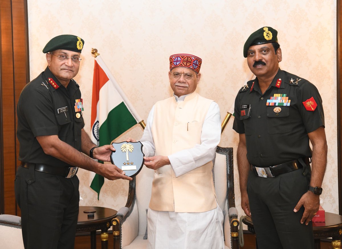 tg_governor's tweet photo. Lt Gen Ulhas Kirpekar, AVSM, SM, General Officer Commanding, Dakshin Bharat Area (DBA), called on the Hon’ble Governor of Telangana, Shri Shiv Pratap Shukla, at Lok Bhavan, Hyderabad https://t.co/CuuLIidchd