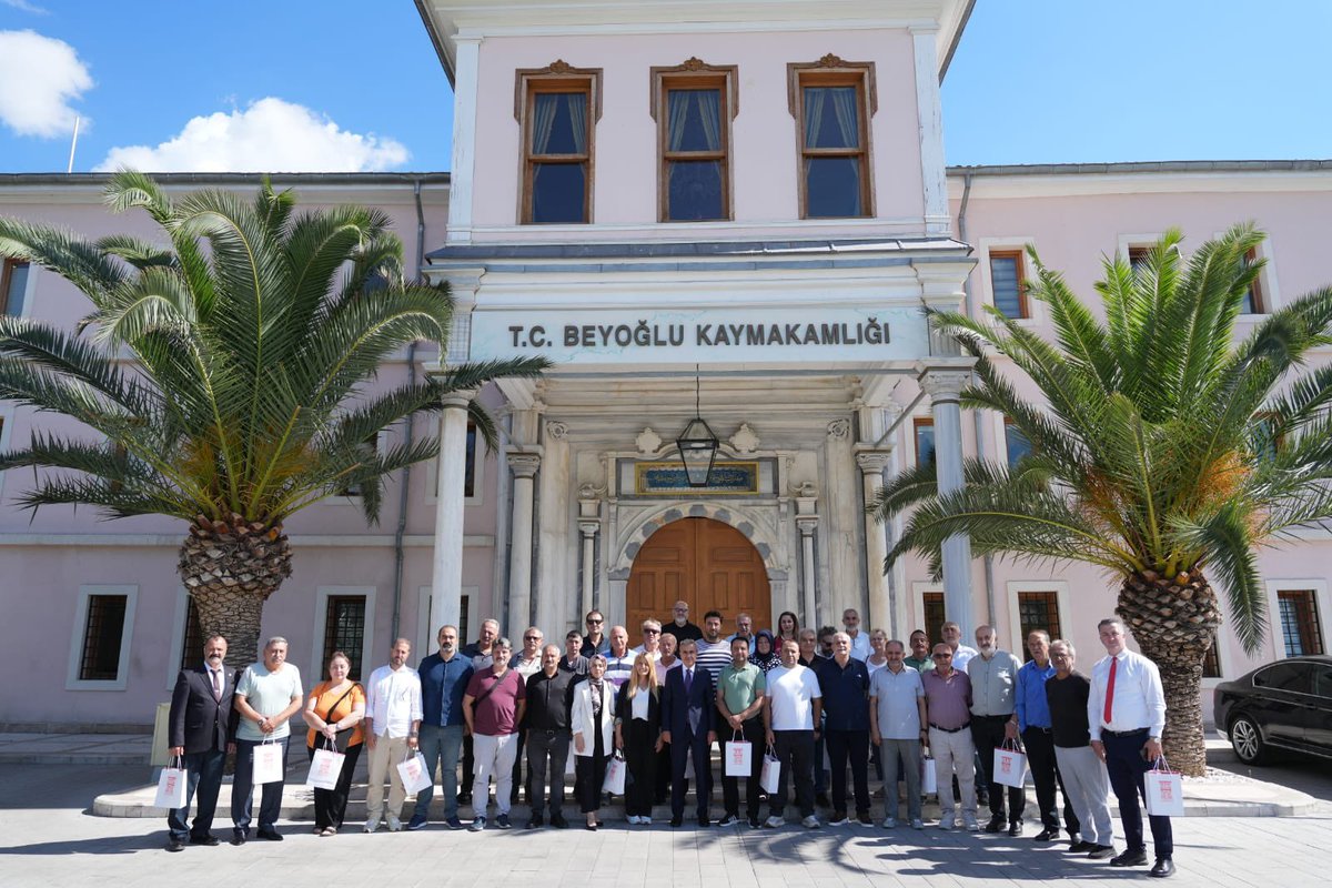 ataatasoy19's tweet photo. Valiliğimizin himayelerinde yürütülen #SporŞehriİstanbul Projemiz kapsamında hazırlanan ay-yıldızlı formalarımızı, kıymetli muhtarlarımıza takdim ettim.
Mahallelerimizde projemizin destekçilerinden olan kıymetli muhtarlarımızla, sporun yaygınlaşması için birlikte çalışmaya devam ediyoruz. 🇹🇷
@TC_istanbul
@gul_davut
#SporŞehriİstanbul