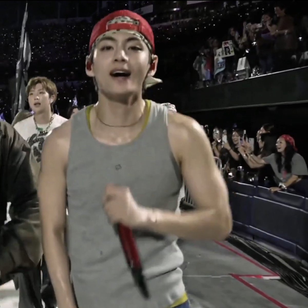 mildvjknp's tweet photo. มีใครทำวิจัยเกี่ยวกับกล้ามน้องแทยัง ใส่เสื้อกล้าม ทำไมกล้ามโตมาก พอใส่เสื้อแขนสั้นธรรมดา แขนน้องแทเล็กนิดนึงเอง ตัวก็หดลง เหมือนสูบลมเข้าออกได้ตลอดอ่ะ งง 5555555 https://t.co/fpshchZvdc