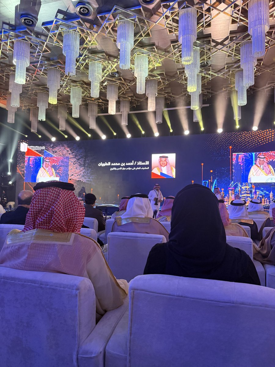 SaadAlarify's tweet photo. تشرفت يوم أمس بالمشاركة في مؤتمر الأمن والتاريخ تحت عنوان «تاريخنا ومستقبلنا.. أمن ونماء». الذي نظمته وزارة الداخلية برعاية صاحب السمو الملكي الامير عبدالعزيز بن سعود بن نايف بن عبدالعزيز وزير الداخلية بمشاركة ما يقارب 160 متحدثًا، وعلى مدى ثلاثة أيام و50 جلسة حوارية ثرية بالمحتوى والمعرفة. وسعدت بلقاء عدد من المسؤو��ين والسفراء والمتحدثين والاستماع إلى كلمة الافتتاح الضافية التي قدمها المشرف العام على الموتمر الاستاذ احمد الطويان وكلمات ونقاشات قيّمة تناولت تاريخ وطننا الغالي، ومسيرته الأمنية، وما تحقق له من أمن واستقرار وازدهار. كما تشرفت بلقاء  القامة في التاريخ  الدكتور بشار عواد معروف الذي القى كلمةً قيّمة نيابةً عن ضيوف المؤتمر.
تجربة ثرية ومُلهمة زادتني فخرًا بتاريخ وطننا واعتزازًا بأمنه ومنجزاته. 🇸🇦
 #مؤتمر_الامن_والتاريخ