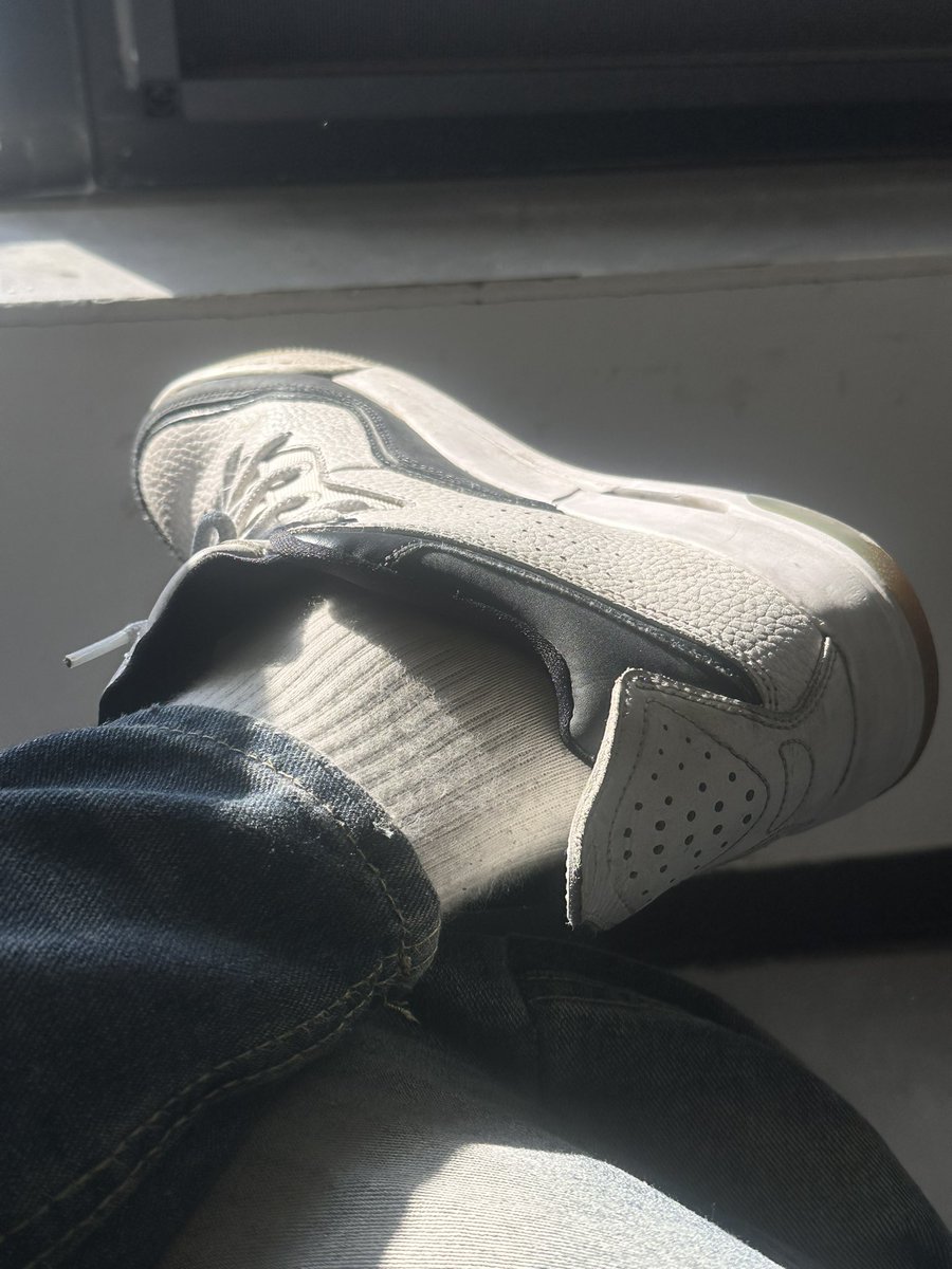 Haynxrx2S's tweet photo. 晒太阳，太阳也能洗鞋吧🦶 https://t.co/rNz4zPtAzU