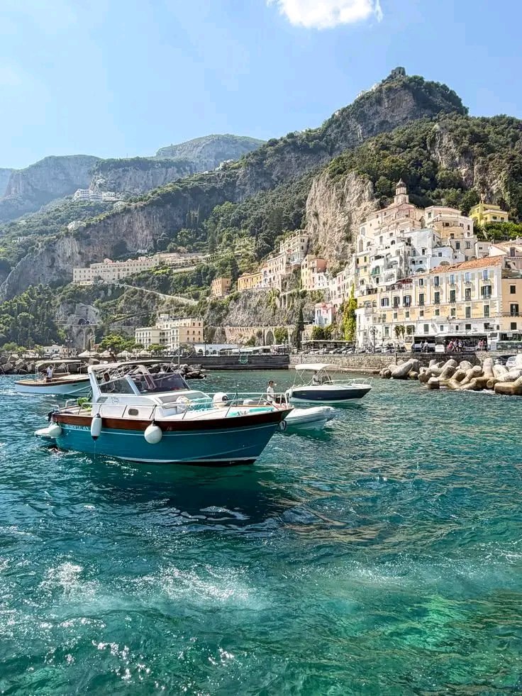 europeexplores's tweet photo. Amalfi coast boat 🇮🇹 https://t.co/6TyHPzhD12