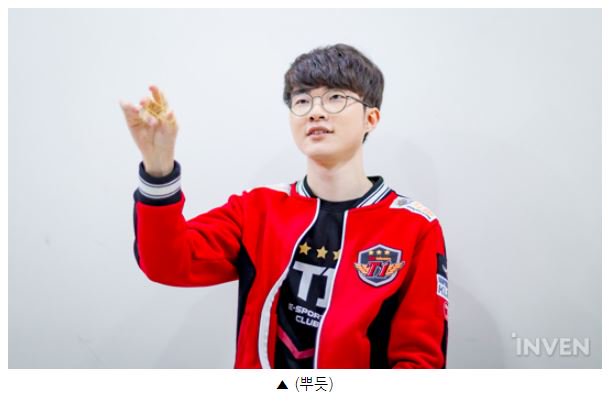lol_soo9's tweet photo. 개뜬금업는 도네라서 제가 정말 좋아하는 클립임..
이 도네때문에 고무줄로 별만들고 뿌듯해하는 우리혁 기사도 나옴 너무 고마우시다 진짜 https://t.co/yDtIJ8l0LH