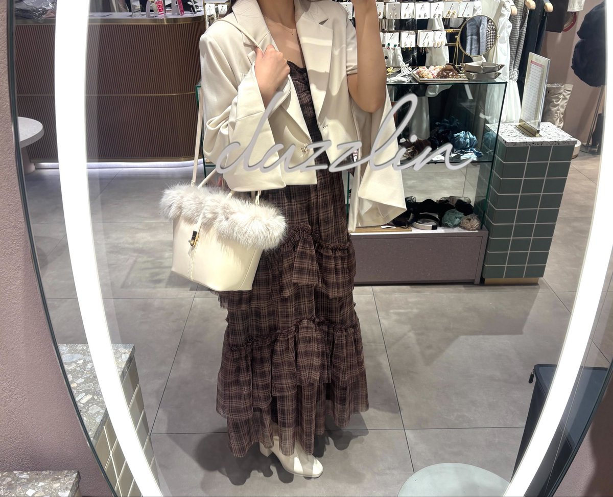 dazzlin_umeda's tweet photo. 大人気ワンピース再入荷(ˊo̶̶̷ᴗo̶̶̷`)✨️

Jacket:#アソートボタンショートジャケット 
Onepiece: #ショルダーリボンシアーフリルティアードワンピース
大人気のワンピースが再入荷いたしました❕
秋っぽくてとても季節感があります🐿♡
ジャケット合わせも大人っぽいです🥂
 #dazzlin 
 #梅田エスト https://t.co/3ZAEb7VegC