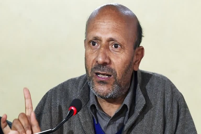 Sher_e_India's tweet photo. Engineer Rashid has spent years in Tihar Jail in a UAPA case. He even contested the Lok Sabha election from custody. @asadowaisi ji, please raise your voice for due process, a fair trial and justice. #EngineerRashid #DueProcess https://t.co/WdeOZVkHJe