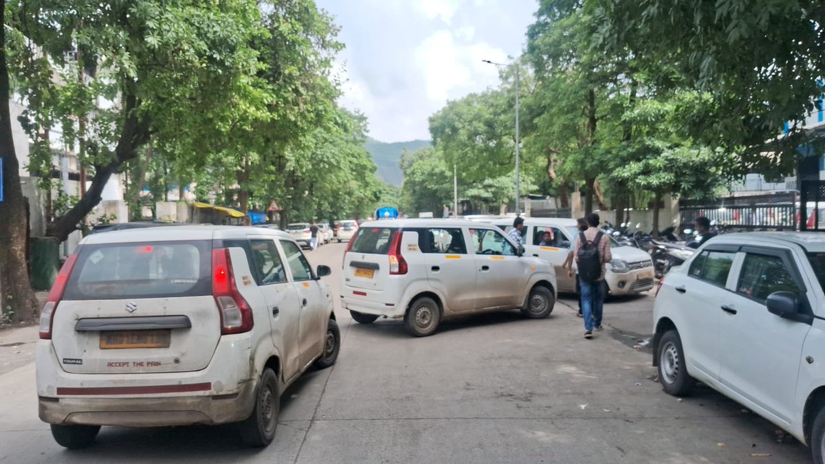 VishnuBure's tweet photo. नवी मुंबई एमआयडीसी पावणे गाव महानगरपालिका हॉस्पिटल च्या बाजूला एव्हरेस्ट कंपनी आहे त्या कंपनीच्या गाड्या फुटपाथ तसेच ए जा करणाऱ्या रोडवरती तीन लाईनीमध्ये सर्रासपणे लावल्या जातात नवी मुंबई महानगरपालिका तसेच वाहतूक विभाग अशा मुजोर कंपन्यावर कारवाई करणार का? https://t.co/79sH5Ey8zE
