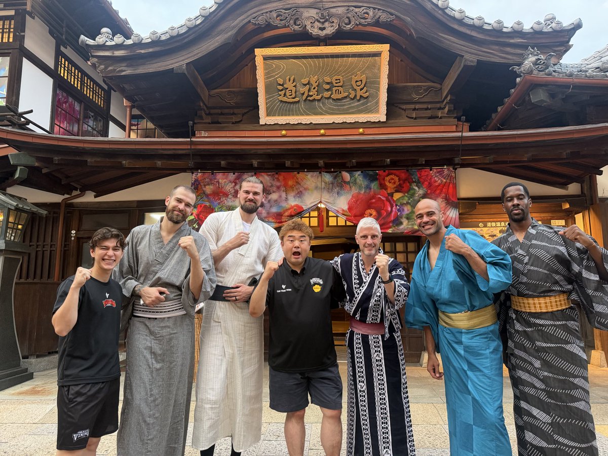 orangevikings's tweet photo. ◤ ♨️👘道後の街&開幕戦PR活動👘♨️ ◢

#ペナ・ガルセス・マヌエル HC
#マイケル・パーカー 選手
#ネマニャ・ラドヴィッチ 選手
#マット・ハームス 選手
#シャキール・ハインズ 選手
が浴衣姿で道後の街を練り歩き、
店舗や観光スポットを訪問&開幕戦のPR活動を実施しました♨️

みんな初めて袖を通す浴衣！👘
多くのブースターの皆さまもお越しいただき
とても楽しい時間を過ごしました🌟

道後を観光中のみなさま、
お越しくださったみなさま、
ご協力いただいた道後温泉事務所のみなさま、
選手にピッタリの浴衣を提案、着付けしていただいた道後着物浴衣レンタルRinさま
本当にありがとうございました🙇‍♀️

#愛媛オレンジバイキングス
#バイクス
#道後
#もっと沸く
@manuel_pg83 
@Nemkee 
@MattHaarms 
@ShaqHines24