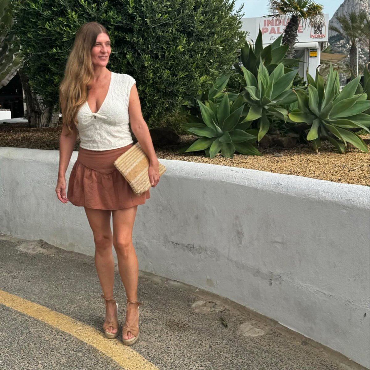 ChadwickDosar's tweet photo. De los últimos outfits de verano que podré disfrutar. La faldita es genial: lleva pantalón incorporado, así que puedes llevarla con total confianza. Feliz inicio de semana. https://t.co/9jp6cb1PJk