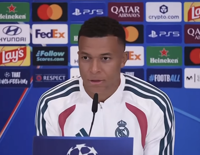 TouchlineX's tweet photo. 🚨🗣️ 𝗡𝗘𝗪: Kylian Mbappé: "I need to improve defensively. Of course, we all have to improve. But it's natural. I can also say that I scored more goals than the PSG players, and that they should be scoring more?"

"But I need to be smart and say that I need to improve, even though I do things that other players don't do...."

"This is a NEVER ENDING debate."