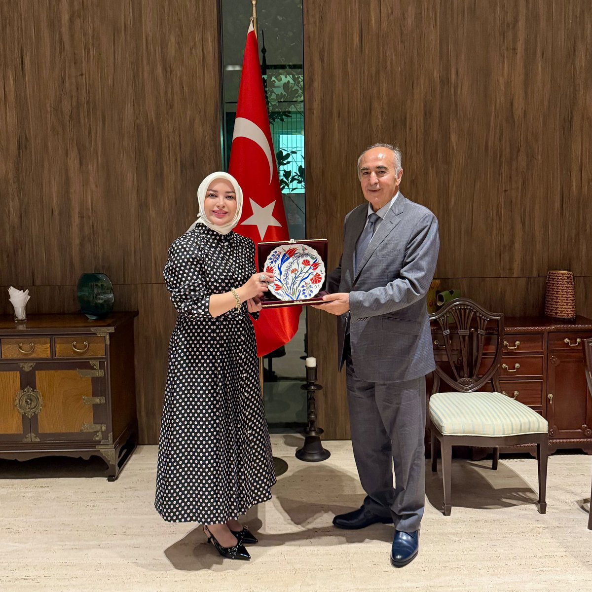 cigdemerdogantr's tweet photo. 📍Singapur

Türkiye Büyük Millet Meclisi Kadın Erkek Fırsat Eşitliği Komisyonu Üyesi Milletvekillerimiz ile birlikte Singapur Büyükelçimiz Sayın Sadık Arslan’ı ziyaret ettik.

Ziyaretimizde, ülkemizi Singapur’da başarıyla temsil eden Türk iş insanlarımızla bir araya geldik.

Türkiye’den Singapur’a uzanan ilham verici yolculuklarını ve başarı hikayelerini dinlerken, aralarındaki güçlü iletişim ve dayanışmaya tanıklık etmekten gurur duyduk.

Nazik ev sahipliği ve misafirperverlikleri için Sayın Büyükelçimize teşekkür ediyor, Singapur’da faaliyetlerini sürdüren tüm iş insanlarımıza çalışmalarında başarılar diliyorum.