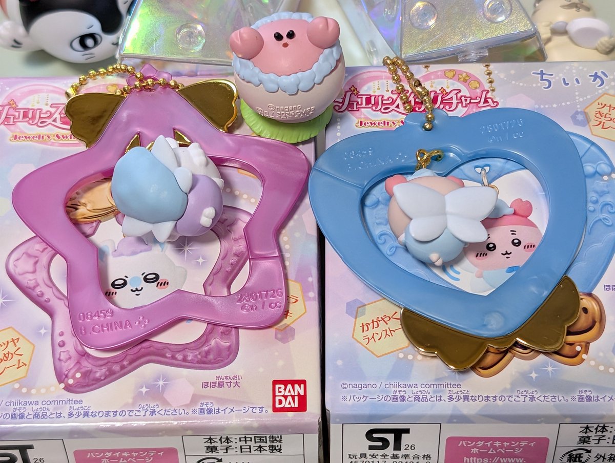 syuranui3's tweet photo. ちいかわ　ジュエリースイングチャーム　古本屋さんの少ないかもとのツイート見て 近所のコンビニ寄ったら入荷してなかったので イオンのお菓子売り場へ行ったら全種類いっぱいあったっす
水曜に映画のグッズまた買いに行くかもなので私はモモンガと2個で我慢　 全種類集めたくなる可愛さﾃﾞｽﾈ https://t.co/UOW7MmO0mq