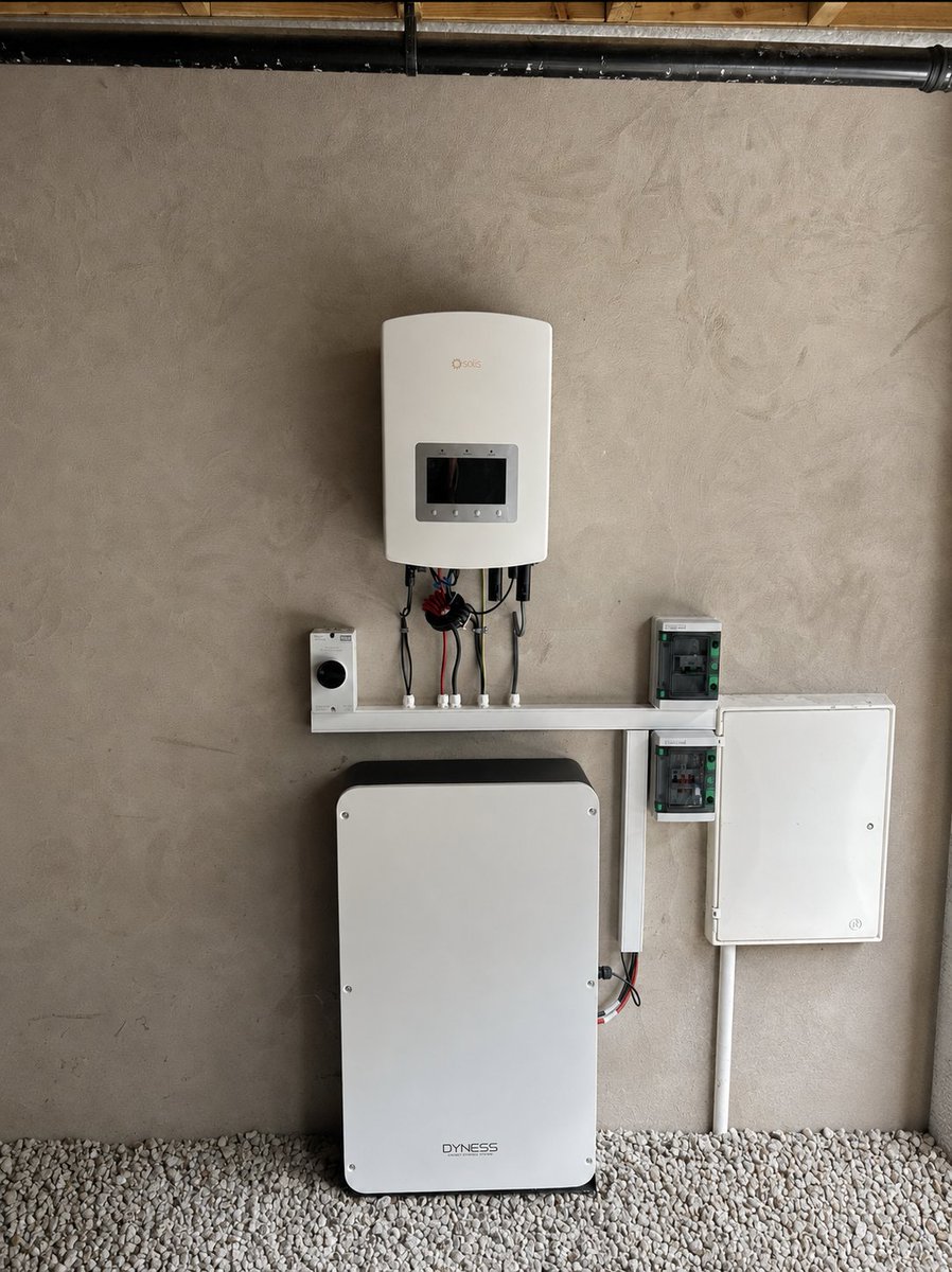 SolarDynamix's tweet photo. ⚡ What goes into a solar and battery storage system?

Swipe to see this installation transformed into a simple breakdown of the key components.

#SolarDynamix #BatteryStorage #SolarEnergy #Solis #Dyness #RenewableEnergy #SolarUK https://t.co/odxfoqa96z