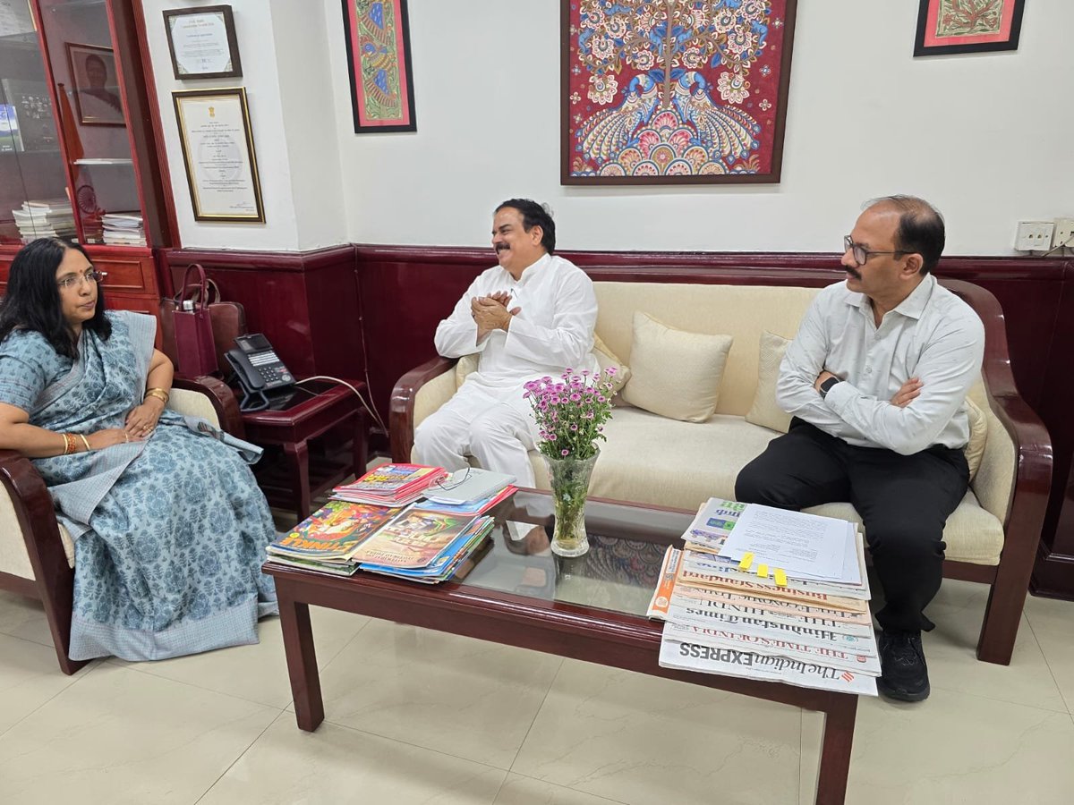 apcsmin's tweet photo. ఢిల్లీ పర్యటనలో శ్రీ నాదెండ్ల మనోహర్ గారు
కేంద్ర వినియోగదారుల వ్యవహారాల శాఖ కార్యదర్శి
శ్రీమతి . నిధి ఖరే గారితో సమావేశం
#NadendlaManohar #DelhiTour #DOCA #NidhiKhare #ConsumerAffairs #AndhraPradesh https://t.co/87I9iIDSik