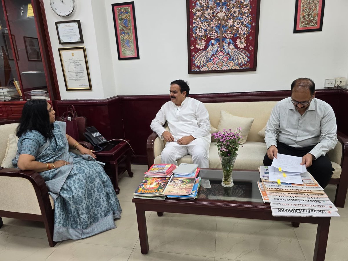 apcsmin's tweet photo. ఢిల్లీ పర్యటనలో శ్రీ నాదెండ్ల మనోహర్ గారు
కేంద్ర వినియోగదారుల వ్యవహారాల శాఖ కార్యదర్శి
శ్రీమతి . నిధి ఖరే గారితో సమావేశం
#NadendlaManohar #DelhiTour #DOCA #NidhiKhare #ConsumerAffairs #AndhraPradesh https://t.co/87I9iIDSik