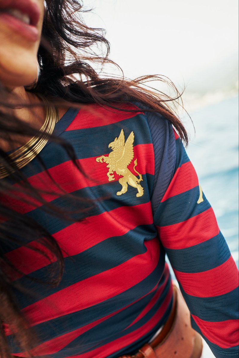 GenoaCFC's tweet photo. ⛵️🌊 Un tesoro fra le onde, custodito dai pirati 🪎🏴‍☠️

🇬🇧 Un tributo alle nostre radici inglesi, un logo speciale, le bande orizzontali: ecco la nuova terza maglia rossoblù per la stagione 2026/27. All’arrembaggio! 🔴🔵

👉 Pre-ordinala su https://t.co/Vdyq8svV0M https://t.co/xre2jwb7O2