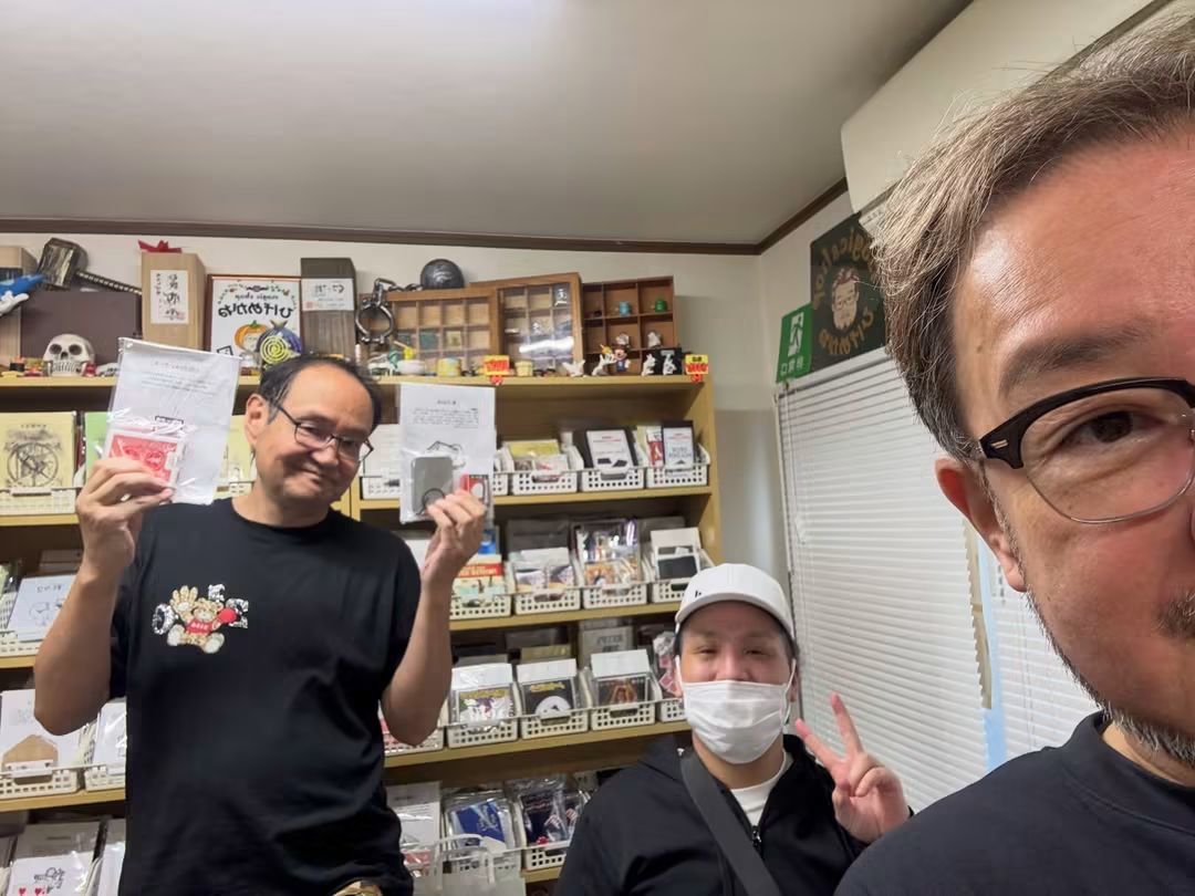 jaspertakiguchi's tweet photo. 久しぶりに、マジックショップひげめがねさんに、
行かせて頂きました🎶

前から、気になってた　紀良京佑氏の｢リフレクションケース｣｢新・アルミ缶｣入手出来ました。

演じまくってヒーローになるぜ笑 https://t.co/h2SRF60QGy