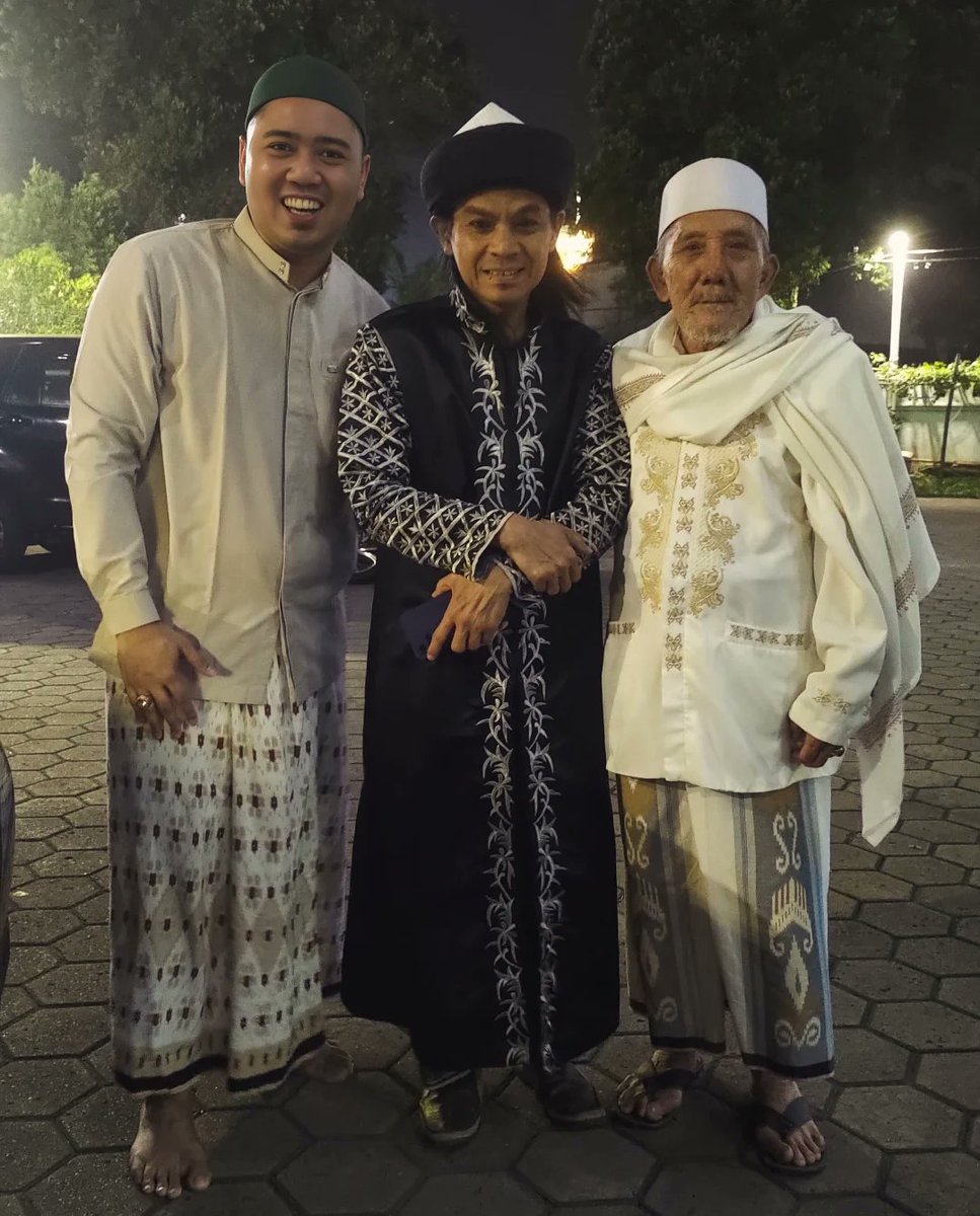 KristenCorvr0x's tweet photo. KH. Muhammad Ihya' Ulumuddin. KH. Fathoni. https://t.co/ne76GfUYWa