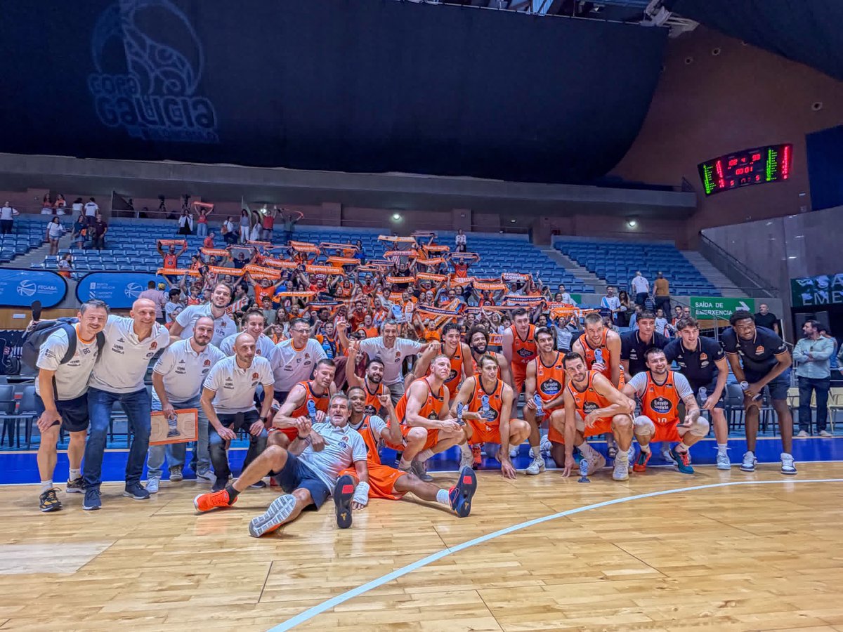 Dino_Radoncic8's tweet photo. Copa Galicia es LARANXA 🧡🏆! Gracias aficion por siempre estar. A descansar y a seguir que esto no para! 💪🏻 https://t.co/O37CZcQmrp