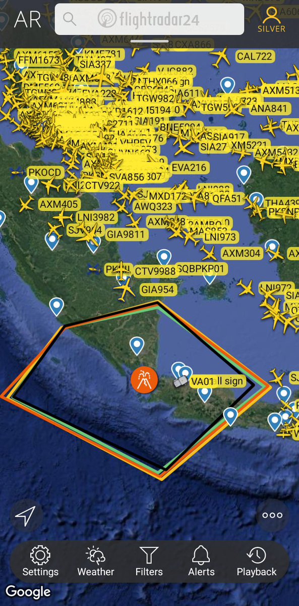 GerryS's tweet photo. Update sebaran debu vulkanik Gunung Anak Krakatau per 07SEP 1210WIB.
Kabar bagus:
1. Sebaran debu di Samudera Hindia akan menurun kadarnya ke tingkat muatan abu yang aman per dini hari esok.
2. Paper Test di WIII/CGK dan WIHH/HLP dikabarkan sudah negatif.

Kabar buruk:
Observasi dan Prakiraan sebaran abu diatas pulau Jawa bagian barat dan Sumatera bagian selatan menunjukkan abu masih ada di atmosfir hingga ketinggian 15,000 kaki, dan ini masih menjadi pertimbangan airline untuk kapan mulai beroperasi.

Hingga saat ini masih belum ada penerbangan keluar/masuk ke CGK maupun HLP.

Kemungkinan bandara baru akan dibuka pada 1800WIB berdasarkan NOTAM yang terbit hari ini.

Masing-masing maskapai tentu akan membutuhkan waktu beberapa jam untuk persiapan pemulihan operasi mereka.

Polygon tebaran abu di atmosfir yang tertera masih berpotensi untuk merusak mesin pesawat atau menggerus usia mesin pesawat sehingga masih memungkinkan maskapai2 menunggu analisa lebih lanjut sebelum memulai pemulihan operasi.

Jika anda berencana terbang dari/ke bandara CGK maupun HLP, cek terlebih dahulu dengan maskapai anda.
