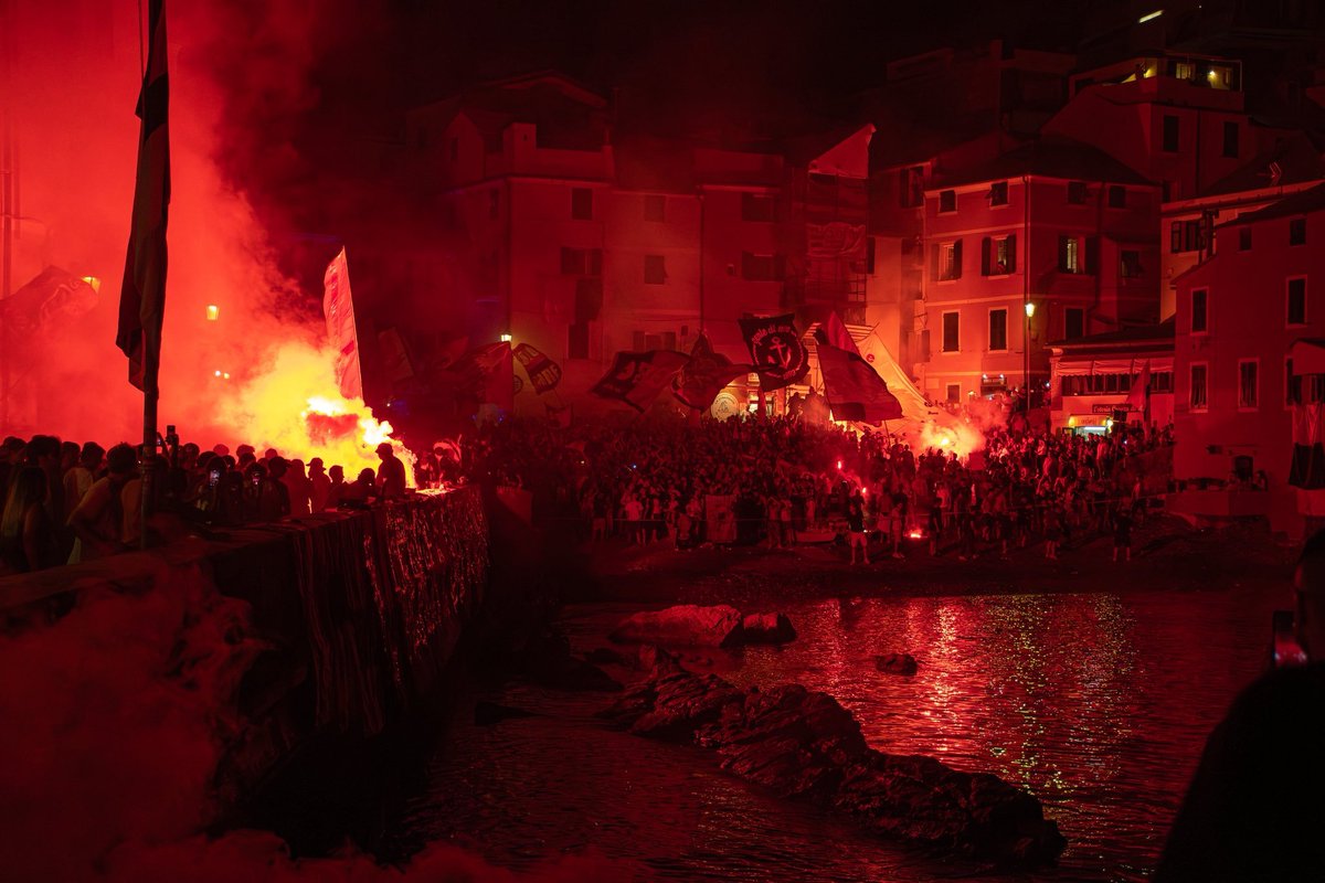 ArteDelCalcio's tweet photo. 🚨 7 سبتمبر 1893 - 7 سبتمبر 2026 ❤️💙🔥🇮🇹 : جانب من احتفال جماهير جنوى بالذكرى 133 لتأسيس النادي وسط مدينة جينوفا 🇮🇹🔥

#SerieA 🇮🇹 #SerieAEnilive 🇮🇹
#Genoa ❤️💙 #ForzaGenoaSempre 🦅 https://t.co/dnFa6xCihr
