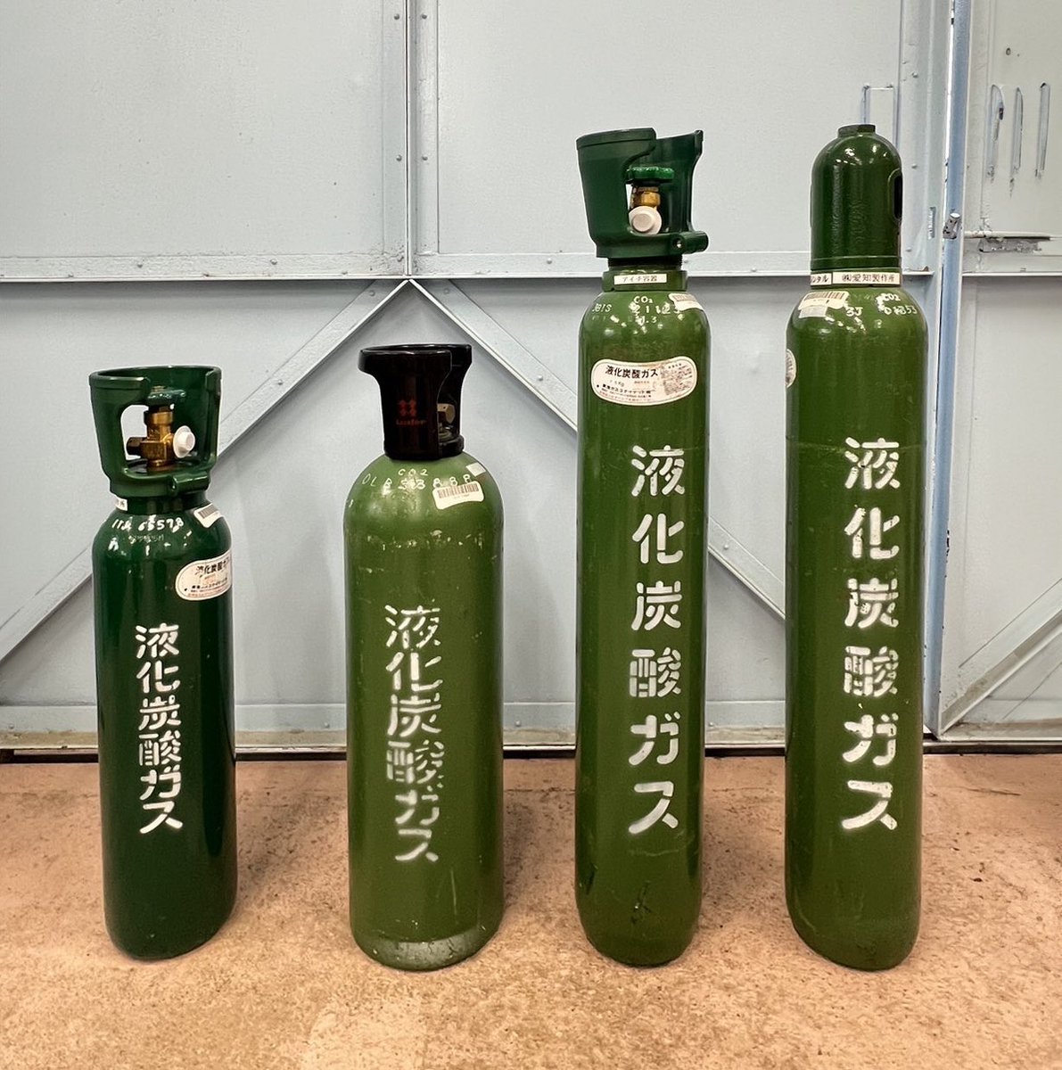 12yooh25's tweet photo. 炭酸ガスの値上げが話題ですね

炭酸ガスはガス圧0.25MPaくらいで1kgあたり100リットルのビールが出せます

5kgガスを使って一杯500mlのグラスで提供しているとします。

5,000円で仕入れていたらガスの代金は1杯あたり5円
金額が倍になっても1杯10円

容器不足なので買い占めとかしないようにね https://t.co/WFGE7IqmDc