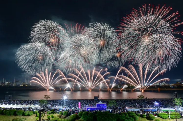 Aurora_5100's tweet photo. 못 봤다고 아쉬워 마세요.
가을 불꽃은 아직 남았습니다. 🎆

2026 전국 불꽃축제 일정
저장하고 여행 계획 잡으세요.

10.3~10.11｜공주·부여 백제문화제
개막·폐막 불꽃쇼 + 드론쇼

10.31｜여수 밤바다 불꽃축제
해상 불꽃 + 드론 라이트쇼

11.7｜제21회 부산불꽃축제
광안대교를 배경으로 펼쳐지는 불꽃쇼

11.20~11.22｜포항국제불빛축제
11.21 메인 국제불꽃쇼

서울은 끝났고, 이제 지방 대형 불꽃 시즌입니다. 
이번엔 어디 가시나요?

※ 날씨에 따라 변경될 수 있으니 당일 공지 확인
#불꽃축제 #가을축제 #부산불꽃축제 #여수밤바다