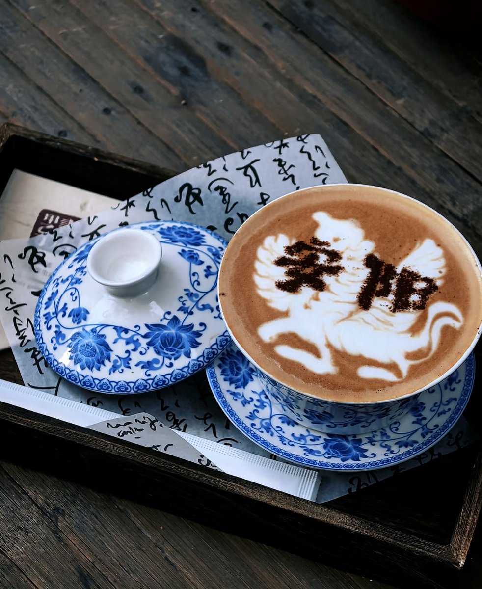 DiscoverAnyang's tweet photo. 【#AutumnVibes】An old #courtyard transformed into a uniquely‑styled #bookstore 📚
Wooden tables and chairs, dappled sunlight across the yard—every corner of Jia Yi Ding Bookstore, #Anyang brims with thoughtful details ✨
Grab a latte ☕, settle down in the courtyard. https://t.co/TGJYxK2IXf