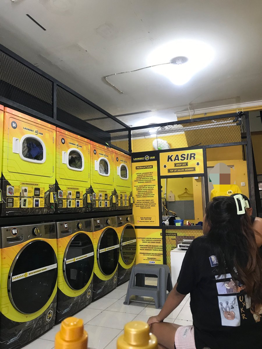 nieeolly's tweet photo. plsss lahh ini tempat nyuci tempatnya orang ribet gulak balik, buat yg bawa anak tolong pengertiannya jg jangan didiemin aja anaknya kesana kemari ngeganggu orang yg mau nyuci anjir, tolong buat di kasi tau untuk duduk diem jangan naik naik dan lari larian. https://t.co/Uy1FXzdaGM