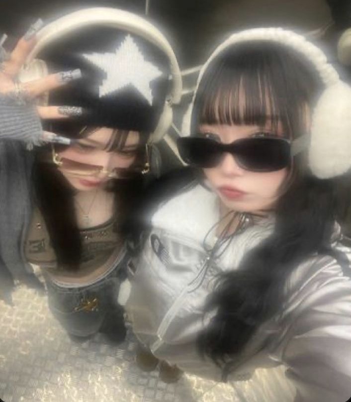 fokker666's tweet photo. 満員電車の中、リュックが3メートル前方から接近。急ブレーキ！リュック、降りない！周囲の視線、まるでお祭りの交通整理。最後に一言、「今日は勝負パンツだからオシャレでお願い https://t.co/5rlVWCvSaQ