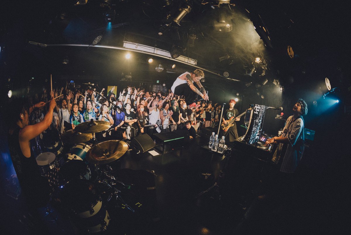drums_wani's tweet photo. 最高の初日を迎えられました
初対バンNOISEMAKERありがとうございました！！
マジでカッコよかった
良い刺激もらいました🔥

Photo @kakeru_Selendip 
#ASHDAHERO
#ADH5周年
#NOISEMAKER https://t.co/2MGu6yHKoQ