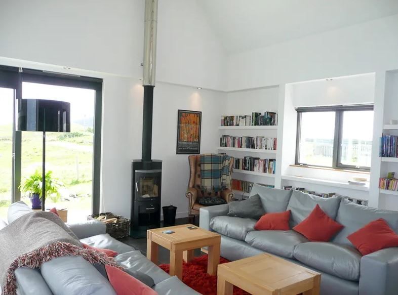TheHolidayCots's tweet photo. 🎨 Beautiful paintings by local artists adorn the walls of Beacon Light, adding character and a sense of place throughout the house. Every room also enjoys outstanding views, providing a stunning backdrop from morning until evening. 🌅
🛏️ 8
https://t.co/6WTbJLQZFv
#BeaconLight https://t.co/b21AVHTXtk