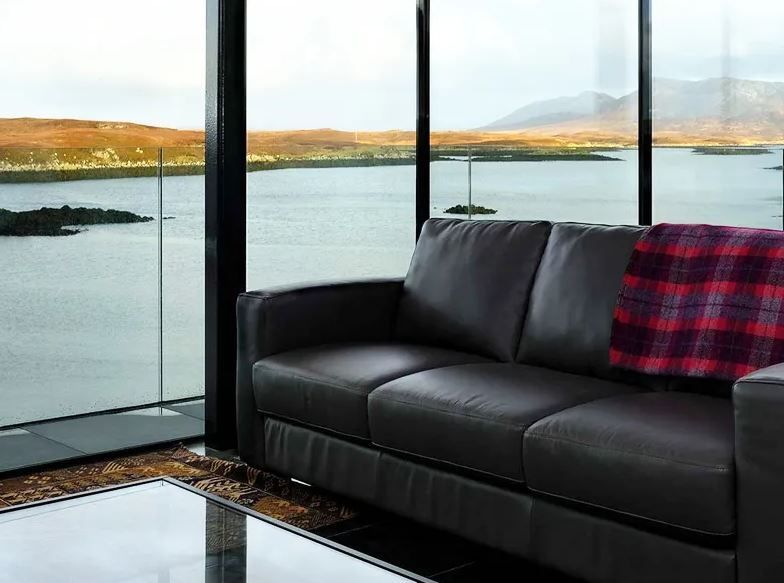 TheHolidayCots's tweet photo. 🎨 Beautiful paintings by local artists adorn the walls of Beacon Light, adding character and a sense of place throughout the house. Every room also enjoys outstanding views, providing a stunning backdrop from morning until evening. 🌅
🛏️ 8
https://t.co/6WTbJLQZFv
#BeaconLight https://t.co/b21AVHTXtk