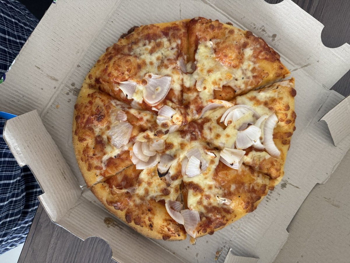 SahilSawant's tweet photo. Is this what a Double Cheese Margherita with extra cheese looks like? Really disappointed with the downgrade of Domino’s in India. @dominos_india @dominos 

There’s barely any tomato blend or cheese on the pizza, and this has been happening regularly now. Care to explain? https://t.co/nokCoRtyJC