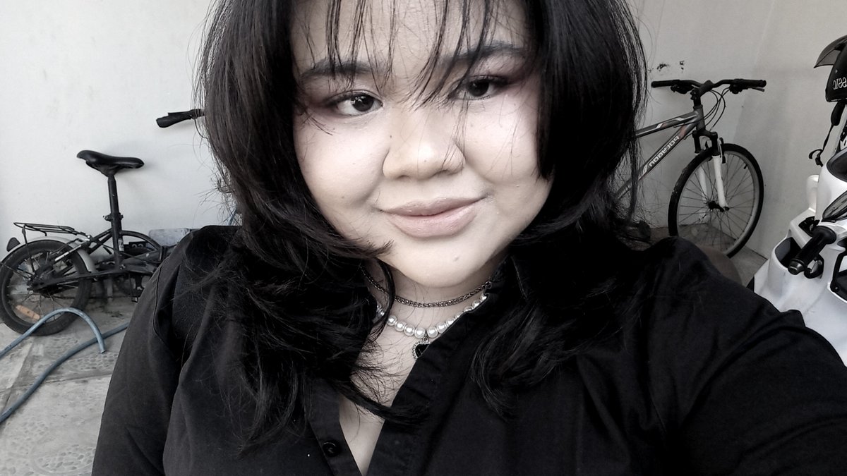 whosthatcoolkid's tweet photo. [QUEER FRIENDSHIP APPLICATION]

name : Jonah, Joy
age : 22
occupation : Skrispi
zodiac : Kambing
height : 10 Pisang
hobby : Membaca yang bisa dibaca, nge-host board and card game session di kamar gewe
funfact : gw adalah outfit repeater mampud https://t.co/BvW3Qvl8SV