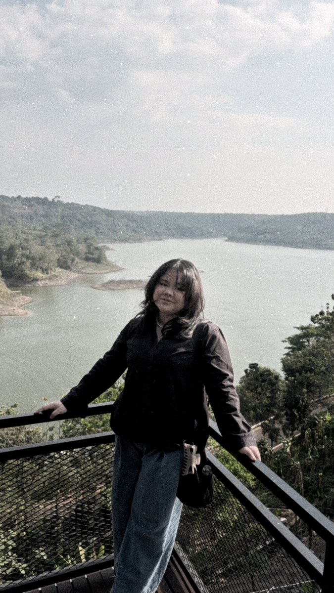 whosthatcoolkid's tweet photo. [QUEER FRIENDSHIP APPLICATION]

name : Jonah, Joy
age : 22
occupation : Skrispi
zodiac : Kambing
height : 10 Pisang
hobby : Membaca yang bisa dibaca, nge-host board and card game session di kamar gewe
funfact : gw adalah outfit repeater mampud https://t.co/BvW3Qvl8SV