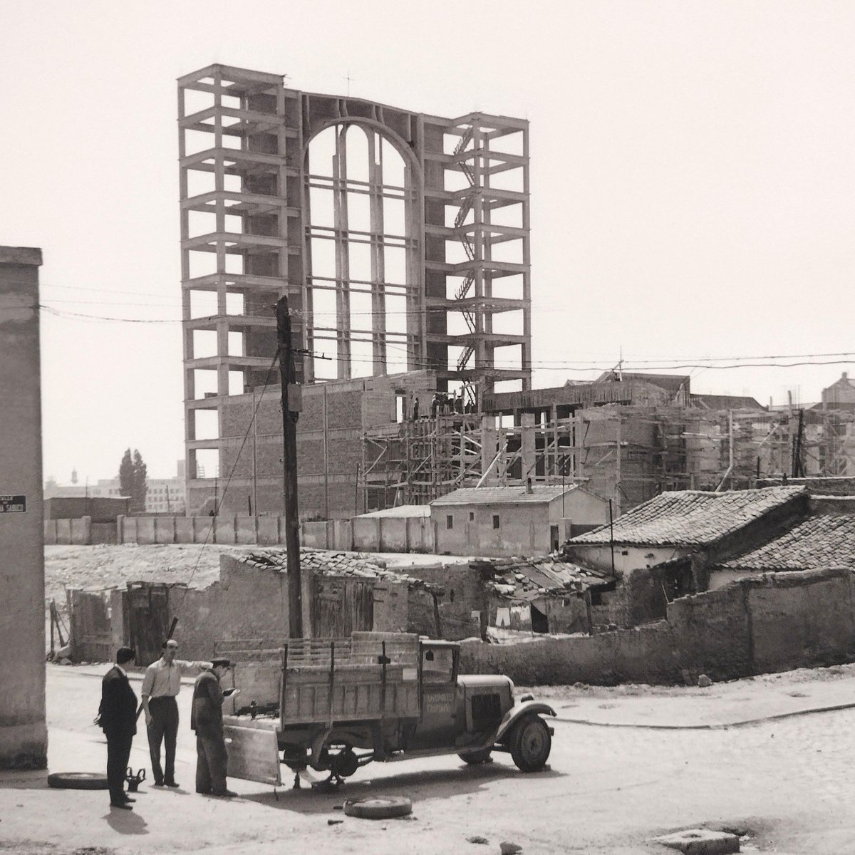 irimarq's tweet photo. Muy interesante ver "Madrid en construcción".
Pero lo sería más identificando a los autores de los edificios.
Lo que es normal en música, literatura, pintura... ¿por qué no en #arquitectura? @CulturaCMadrid
#UnaExpoParaHoy #PleaseCreditTheArchitect https://t.co/86UDS1vFnw