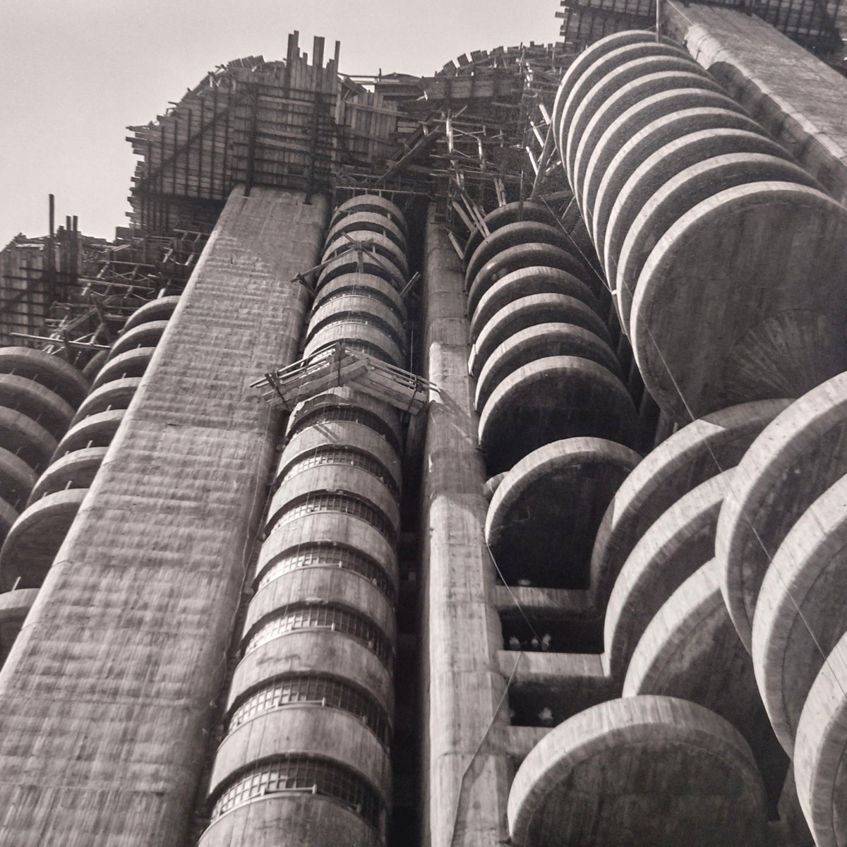irimarq's tweet photo. Muy interesante ver "Madrid en construcción".
Pero lo sería más identificando a los autores de los edificios.
Lo que es normal en música, literatura, pintura... ¿por qué no en #arquitectura? @CulturaCMadrid
#UnaExpoParaHoy #PleaseCreditTheArchitect https://t.co/86UDS1vFnw