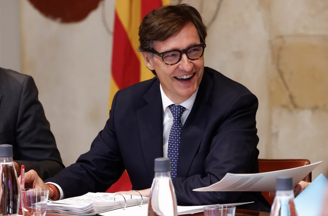 amaerx's tweet photo. Salvador ILLA anuncia ante Ricard Ustrell que:
Catalunya ACOGERÁ a MENORES de Ceuta.
No es capaz de gestionar RODALIES.
No es capaz de gestionar la SANIDAD.
No es capaz de gestionar la VIVIENDA.
Pero quiere que entre más gente.
A este tipo urge echarlo. https://t.co/OhaU0kO0aL