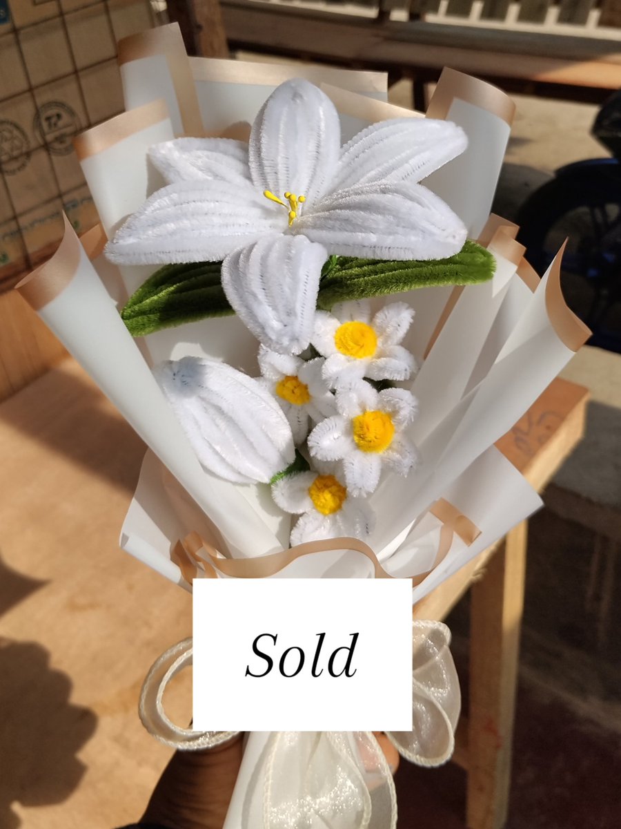 MaryJeiel's tweet photo. Not bad at first: around ₱600 in materials, around ₱1,000 in sales. But that’s only ~₱400 gross profit before counting my time. Each bouquet takes too long to make, so the return isn’t worth the hours.

Nice product. Not a business I want to keep doing. https://t.co/jrNvCzWdGC